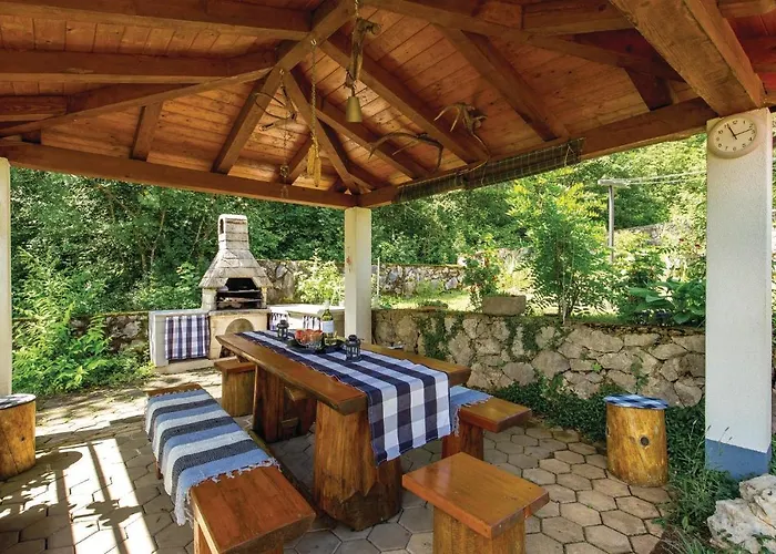 4 Bedroom Gorgeous In Prázdninový dům Jurdani