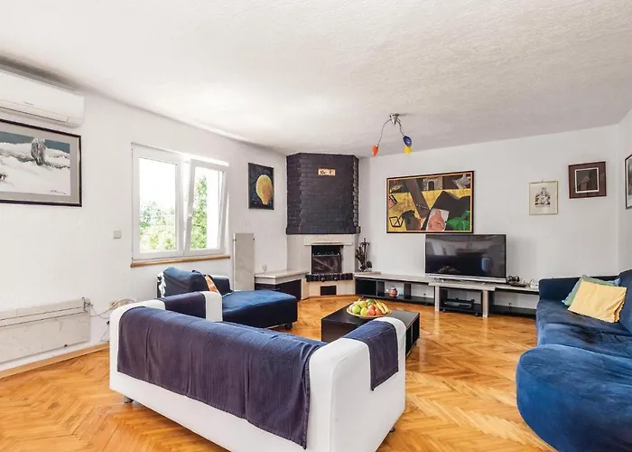 Prázdninový dům 4 Bedroom Gorgeous In Jurdani
