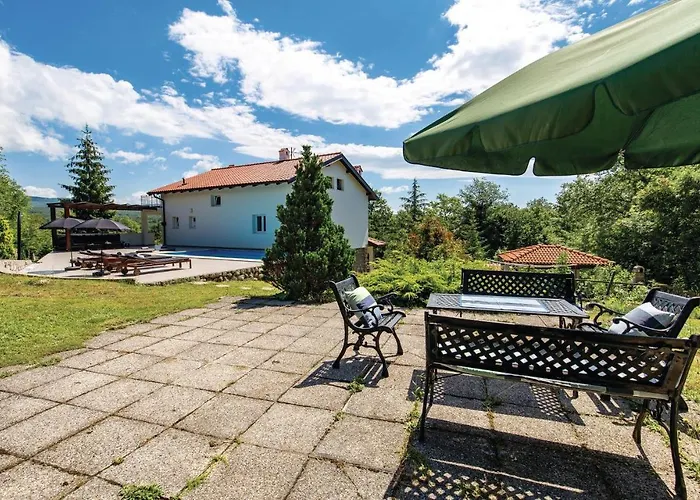 4 Bedroom Gorgeous In Prázdninový dům *