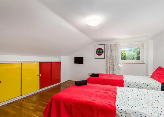 4 Bedroom Gorgeous In Prázdninový dům *