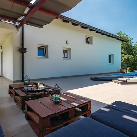 4 Bedroom Gorgeous In Jurdani