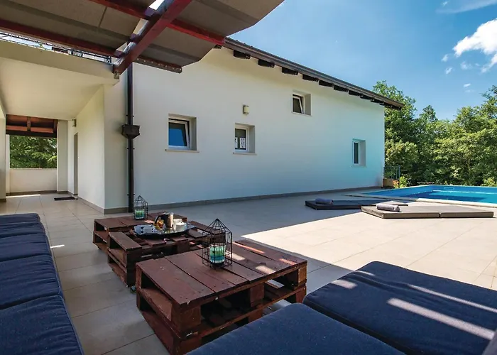 4 Bedroom Gorgeous In Jurdani